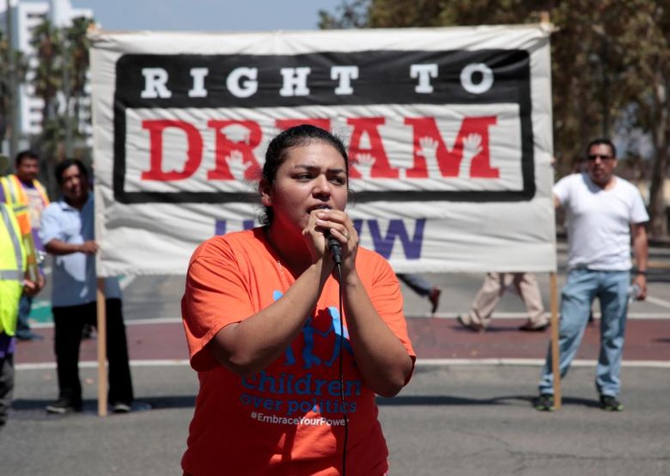 Biểu tình phản đối Tổng thống Trump hủy chương trình nhập cư DACA - 5 Nhiều lãnh đạo doanh nghiệp và chính trị gia của cả 2 đảng Dân chủ và Cộng hòa đã lên tiếng phản đối quyết định gây tranh cãi của ông Trump. Trong ảnh: Một người nhập cư được ở lại Mỹ theo chương trình DACA phát biểu trước đám đông biểu tình.