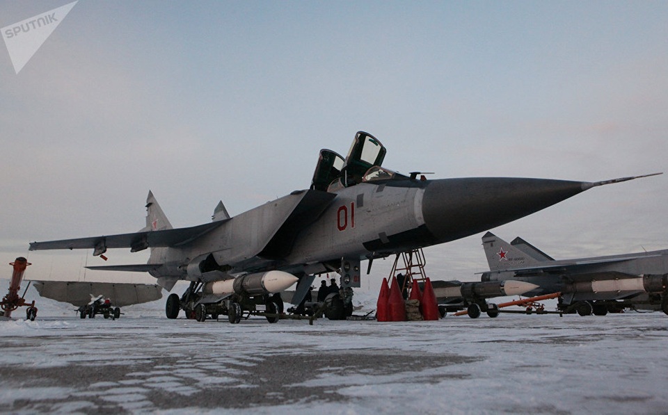 Ngắm dàn máy bay hiện đại bên trong đơn vị không quân danh tiếng của Nga - 4
MiG-31, một trong những máy bay đánh chặn nhanh nhất thế giới, hiện đã được nâng cấp toàn diện với phiên bản MiG-31BM. MiG-31BM là máy bay đánh chặn siêu âm hai chỗ, được thiết kế để đánh chặn và phá hủy các mục tiêu trên không ở các độ cao cực thấp, trung bình và cao. Chiếc MiG-31BM được nâng cấp được tích hợp các thiết bị điện tử tiên tiến và có thể được trang bị tên lửa R-37, tên lửa không đối không tầm xa. R-37 thường được sử dụng để tấn công máy bay tàng hình, tên lửa hành trình và máy bay không người lái. (Ảnh: Sputnik)
