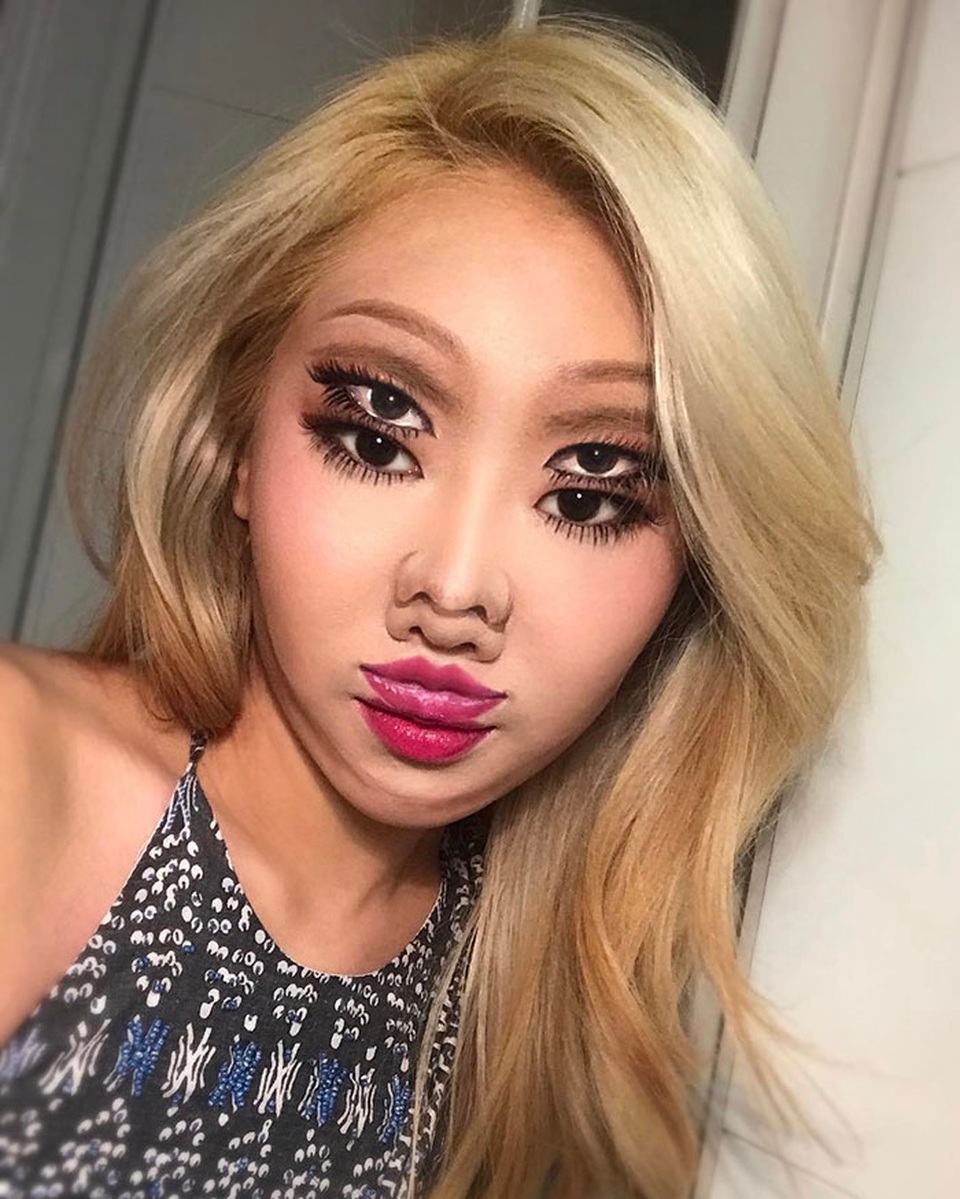 “Hoa mắt chóng mặt” xem chuyên gia trang điểm biến hình - 8 “Hoa mắt chóng mặt” xem chuyên gia trang điểm biến hình - 8