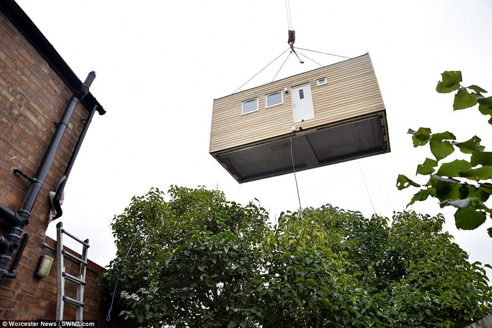 Với giá thành 40.000 bảng Anh, đây được xem là một mức giá không đắt đỏ khi tính đến việc xây nhà tại Anh. Những căn hộ như thế này có thể được chồng lên nhau và gia tăng số lượng căn hộ trên cùng một diện tích đất nền. Việc đóng cọc cho nhà không cần đào xuống đất quá sâu, rất thuận tiện cho việc nhanh chóng xây dựng và lắp đặt.