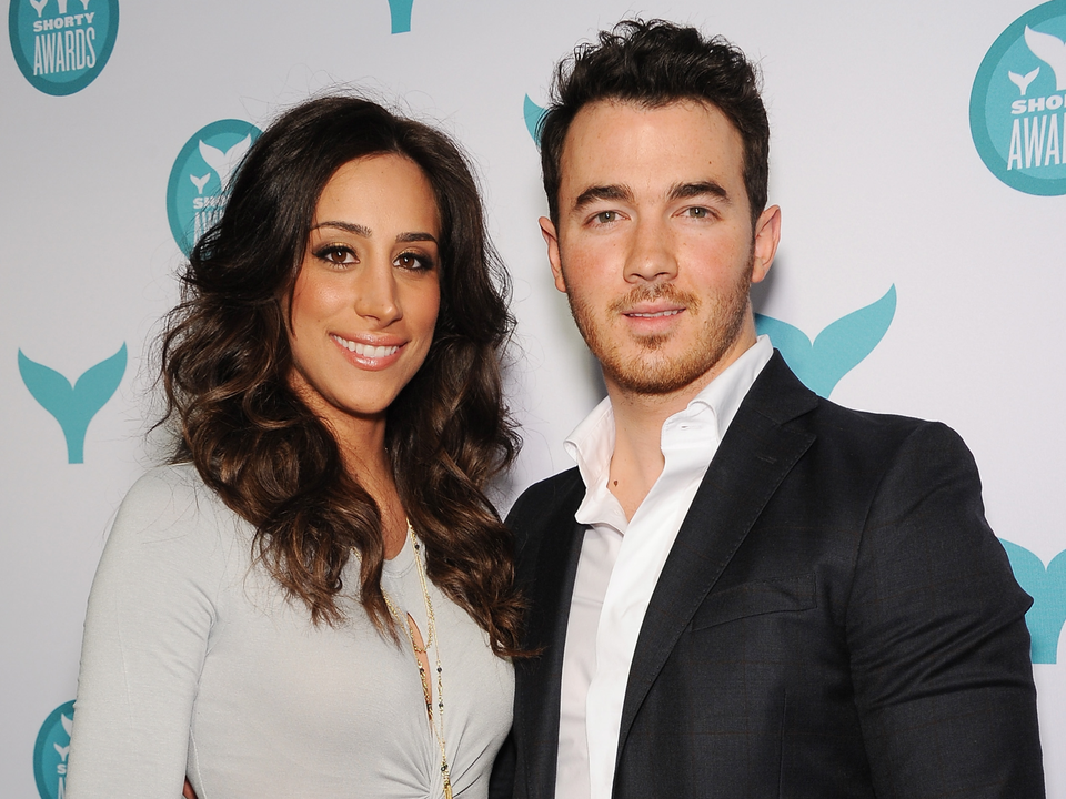 Những cặp đôi ngôi sao trì hoãn “chuyện ấy” tới khi cưới - 5 Nam ca sĩ Kevin Jonas và vợ - Danielle Deleasa
