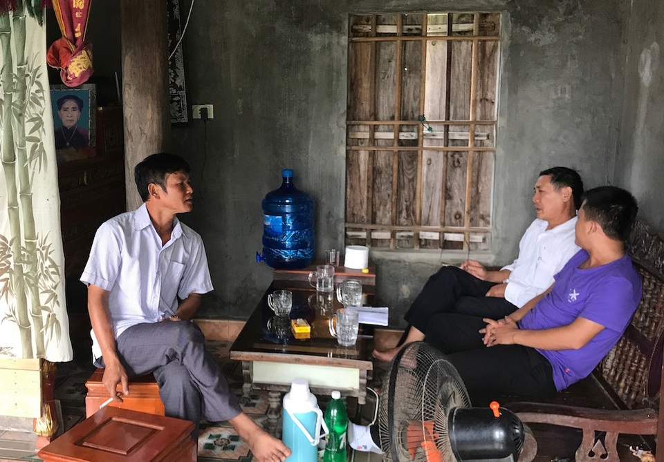 Chuyện buồn ở một xã nghèo: Vợ liệt sĩ tái giá phải nộp tiền để được hưởng chế độ? - 7 Anh Trần Văn Long con ông Khanh trình bày sự việc với PV.