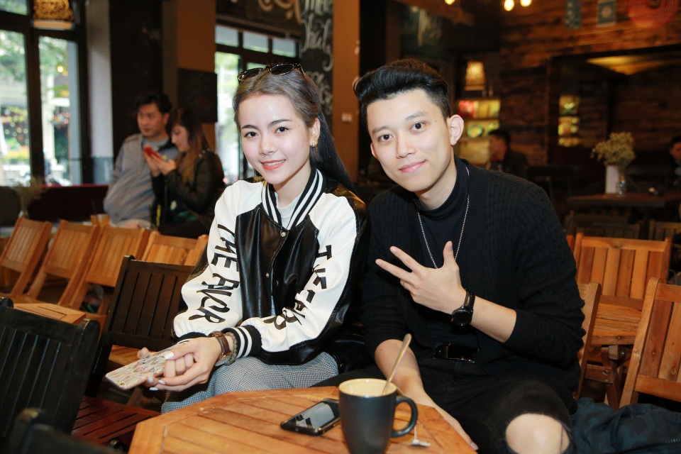 Trưởng nhóm Oplus và một thành viên đến ủng hộ MTV.