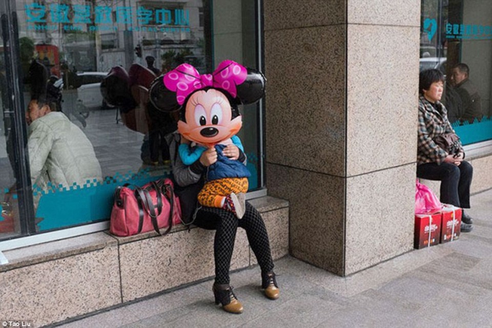 Cười sảng khoái với những khoảnh khắc trùng hợp khó tin - 13 Em bé Minnie Mouse.