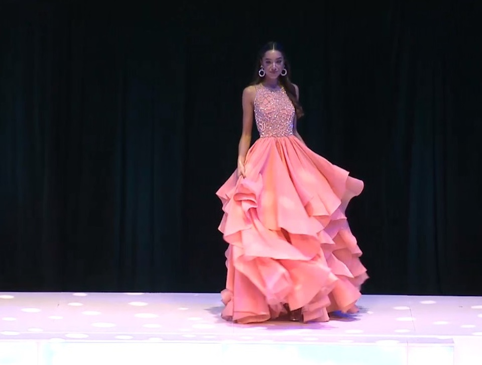 Cô xuất hiện trong phần thi trang phục dạ hội của top 10.