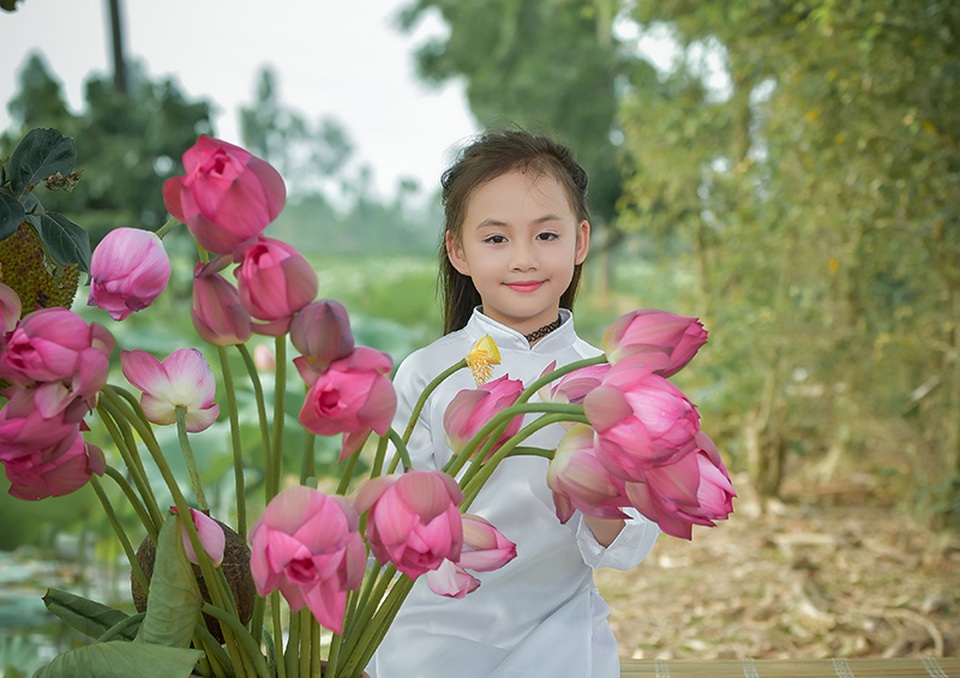 Giải nhiệt mùa hè với bộ ảnh hai chị em dạo đầm sen mát mẻ - 2 Còn bé nhưng Nhung đã quen thuộc với việc làm người mẫu chụp ảnh. Cô bé còn tham gia một số bộ phim với vai diễn nhỏ.