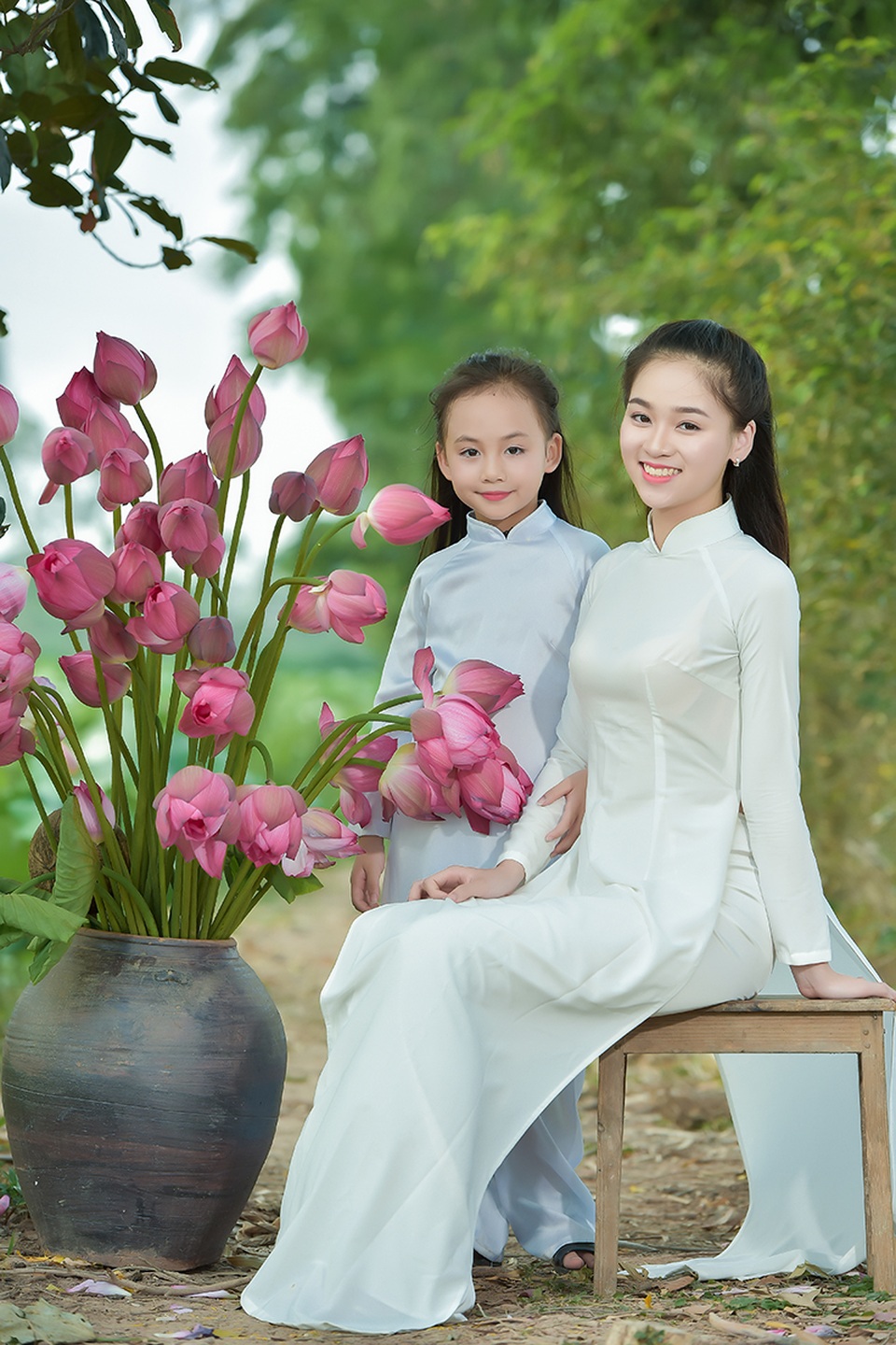 Giải nhiệt mùa hè với bộ ảnh hai chị em dạo đầm sen mát mẻ - 3 Cùng tham gia chuyến đi chơi đầm sen với bé Nhung là chị Nguyễn Ngọc Anh - cũng là một người mẫu ảnh độ tuổi học sinh. Ngọc Anh hiện đang là học sinh của trường THPT Nguyễn Bỉnh Khiêm, Hà Nội