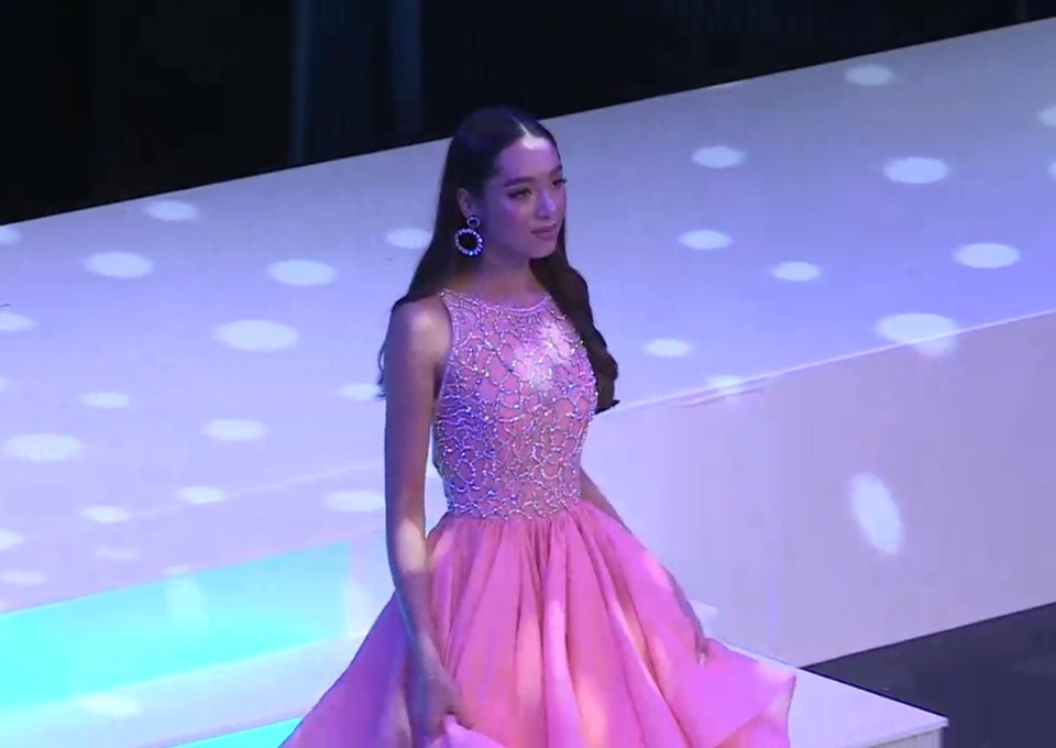 Người đẹp thể hiện sự bình tĩnh, làm chủ biểu cảm, tạo dáng trong suốt đêm chung kết kéo dài gần 3 tiếng đồng hồ.