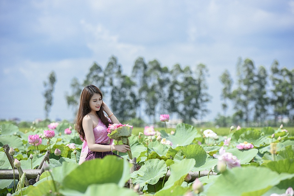 Nữ sinh Lào quyến rũ bên hoa sen Việt - 8 Anisone nói: Mấy ngày nay cũng có người quan tâm tới em, hỏi em về cuộc sống của 1 cô gái Lào ở Việt Nam. Nhiều người bất ngờ khi biết em là người Lào. Tuy vậy, cuộc sống của em cũng không thay đổi nhiều.