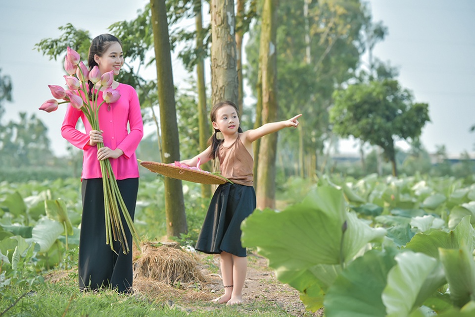Giải nhiệt mùa hè với bộ ảnh hai chị em dạo đầm sen mát mẻ - 4 Hai chị em Nguyễn Ngọc Anh và Bùi Hồng Nhung rủ nhau đi chơi đầm sen trong những ngày nóng nực