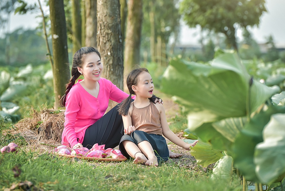 Giải nhiệt mùa hè với bộ ảnh hai chị em dạo đầm sen mát mẻ - 5 Giải nhiệt mùa hè với bộ ảnh hai chị em dạo đầm sen mát mẻ - 5