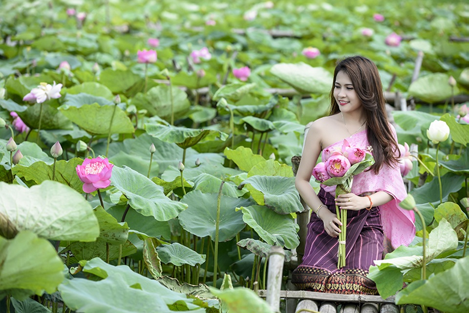 Nữ sinh Lào quyến rũ bên hoa sen Việt - 1 Cô gái tên là Duangpasong Anisone, đến từ Viêng-chăn (Lào), năm nay 23 tuổi.