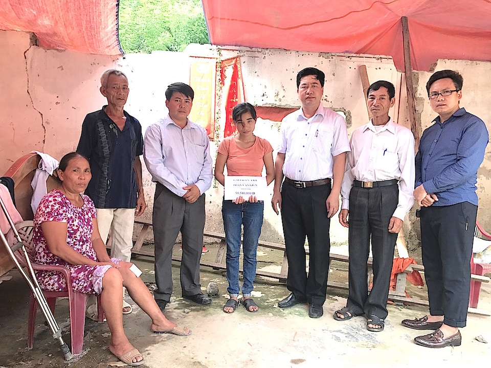 Hơn 90 triệu đồng đến với gia cảnh cháu bé 10 tháng tuổi teo ống mật - 4 PV Dân trí cùng lãnh đạo huyện Anh Sơn trao quà đến chị Sen.
