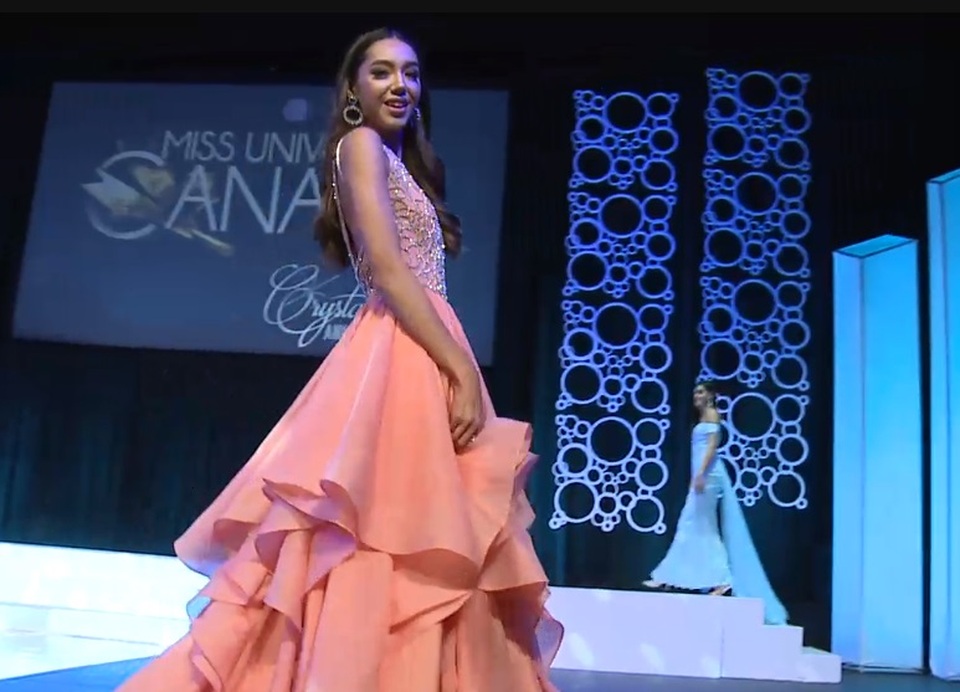 Bộ đầm này cô đã từng diện tại sự kiện hôm 5/10.