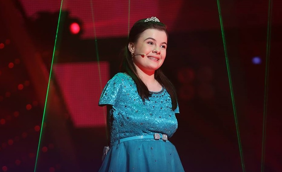 Ngưỡng mộ cô bé không tay trở thành quán quân Got Talent - 1 Cô bé Lorelai Mosnegutu
