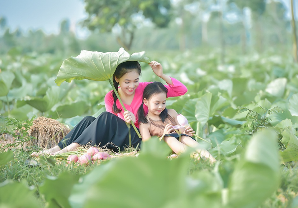 Giải nhiệt mùa hè với bộ ảnh hai chị em dạo đầm sen mát mẻ - 6 Giải nhiệt mùa hè với bộ ảnh hai chị em dạo đầm sen mát mẻ - 6