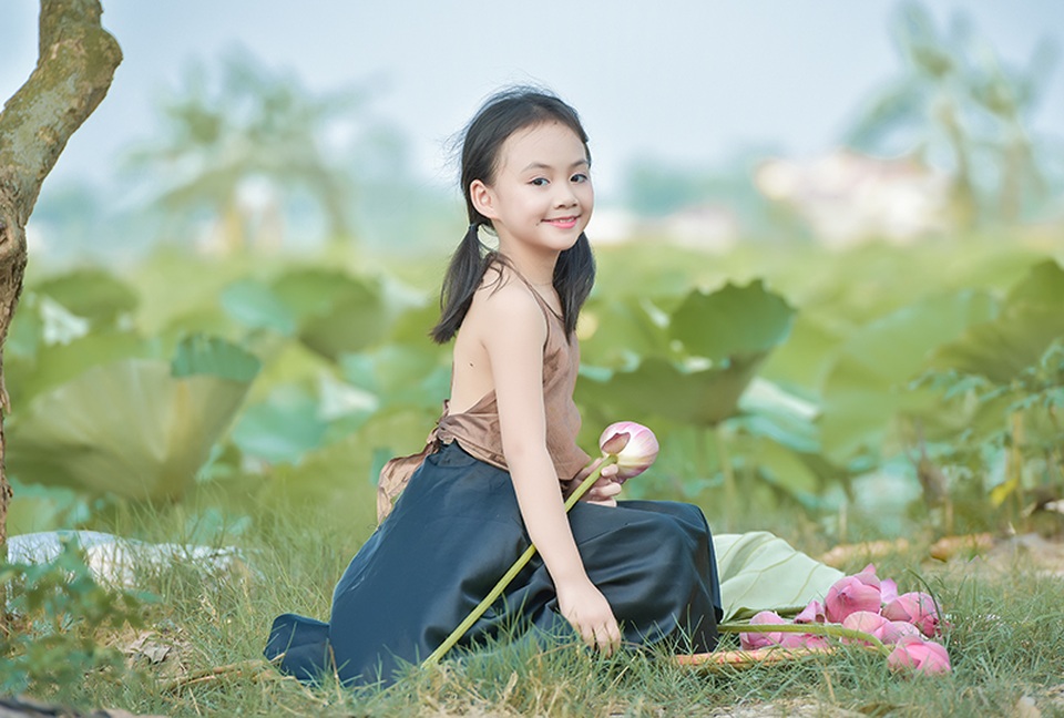 Giải nhiệt mùa hè với bộ ảnh hai chị em dạo đầm sen mát mẻ - 7 Giải nhiệt mùa hè với bộ ảnh hai chị em dạo đầm sen mát mẻ - 7