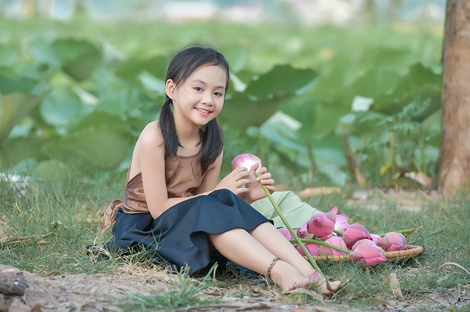 Giải nhiệt mùa hè với bộ ảnh hai chị em dạo đầm sen mát mẻ - 8 Giải nhiệt mùa hè với bộ ảnh hai chị em dạo đầm sen mát mẻ - 8