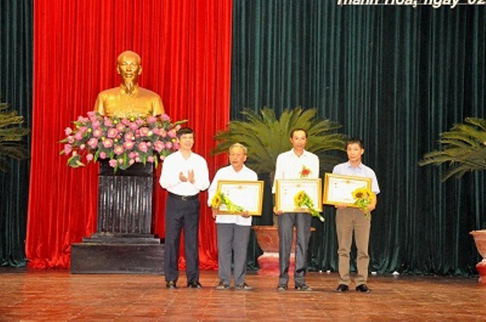 Hơn 200 bà mẹ được phong tặng, truy tặng danh hiệu Bà mẹ Việt Nam Anh hùng - 1 Thừa ủy quyền của Chủ tịch nước, ông Nguyễn Đình Xứng, Chủ tịch UBND tỉnh Thanh Hóa trao danh hiệu vinh dự Nhà nước cho thân nhân các Mẹ Việt Nam Anh hùng được phong tặng lần này