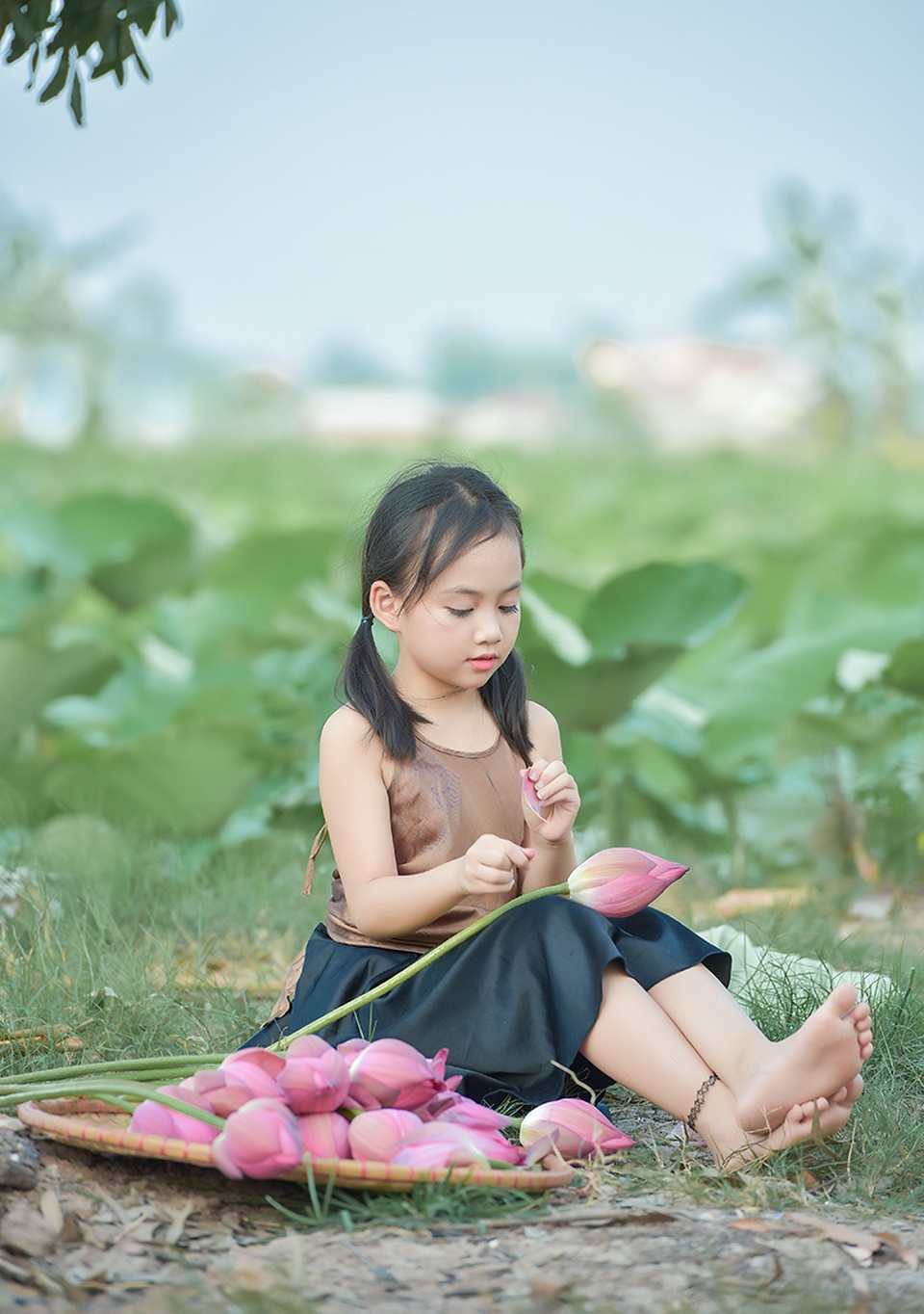 Giải nhiệt mùa hè với bộ ảnh hai chị em dạo đầm sen mát mẻ - 9 Giải nhiệt mùa hè với bộ ảnh hai chị em dạo đầm sen mát mẻ - 9