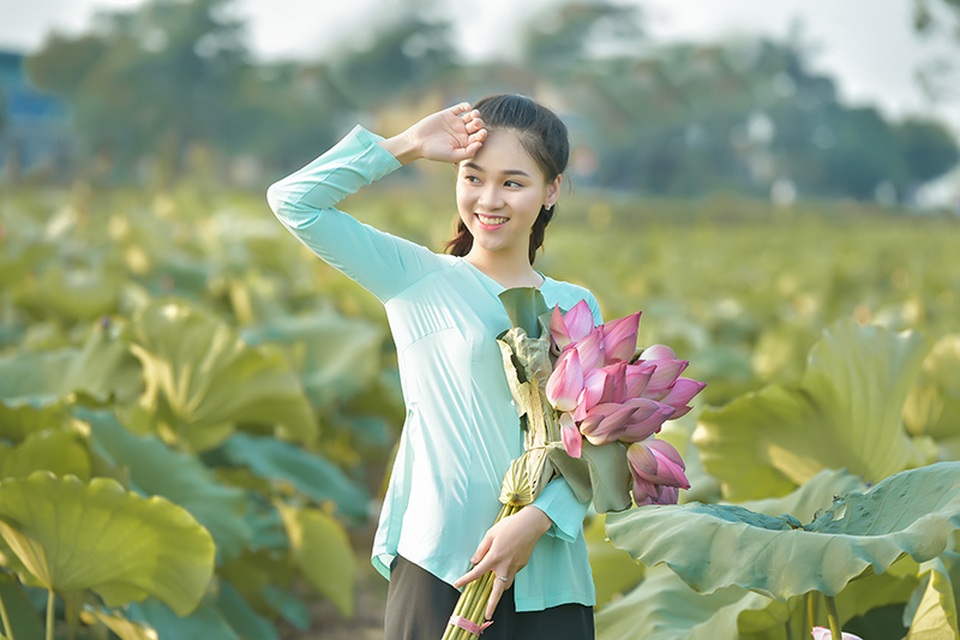 Giải nhiệt mùa hè với bộ ảnh hai chị em dạo đầm sen mát mẻ - 11 Giải nhiệt mùa hè với bộ ảnh hai chị em dạo đầm sen mát mẻ - 11