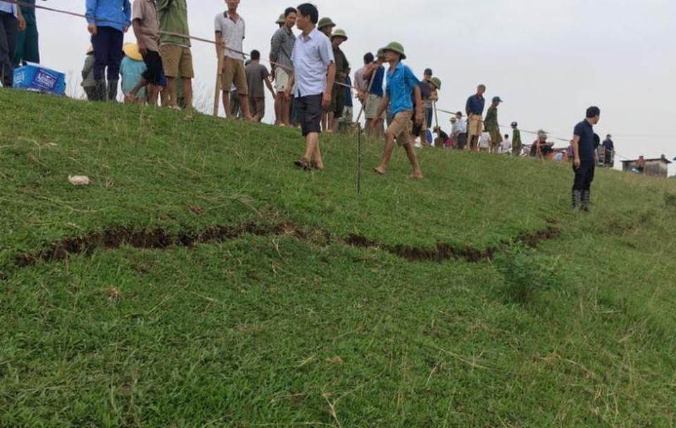 Tuyến đê sông Chu bị nứt, sạt trượt kéo dài sau lũ