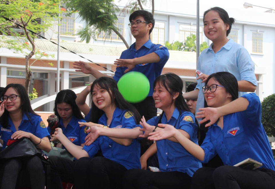 Trao 10 suất học bổng “Vì tương lai Việt Nam” cho học sinh có hoàn cảnh khó khăn - 6 Những buổi giao lưu văn hóa văn nghệ đã được tổ chức tạo cơ hội cho các em học sinh được giải trí, thư giãn sau những giờ học căng thẳng, mệt mỏi.