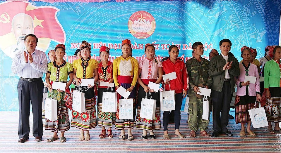 Trưởng Ban Nội chính Trung ương tặng quà, múa lăm vông cùng dân bản - 13 Ông Phan Đình Trạc - Trưởng Ban Nội chính Trung ương tặng quà cho các hộ dân.