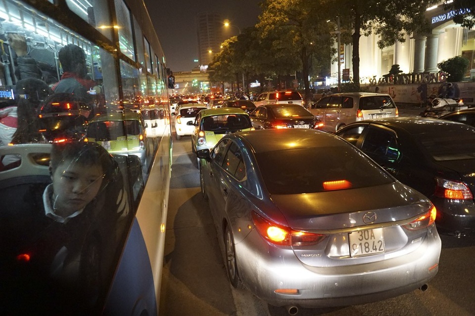 Hình ảnh đường phố Hà Nội kín đặc phương tiện ngày cuối năm - 6 Lòng đường Lê Văn Lương trong cảnh chờ đợi ách tắc.