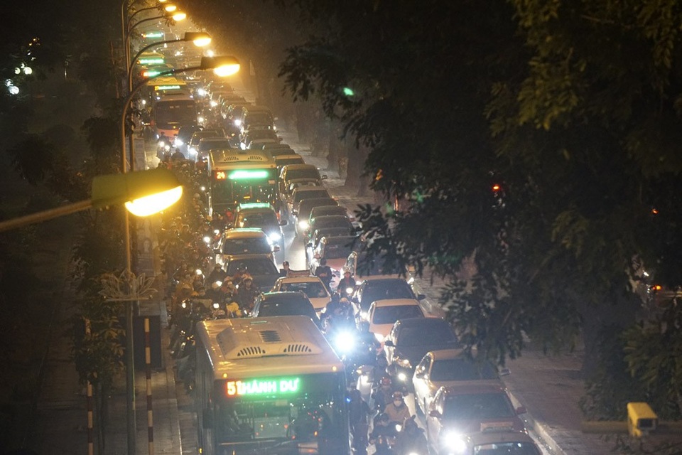 Hình ảnh đường phố Hà Nội kín đặc phương tiện ngày cuối năm - 7
Đường Láng lúc 18h30, ùn tắc kéo dài.