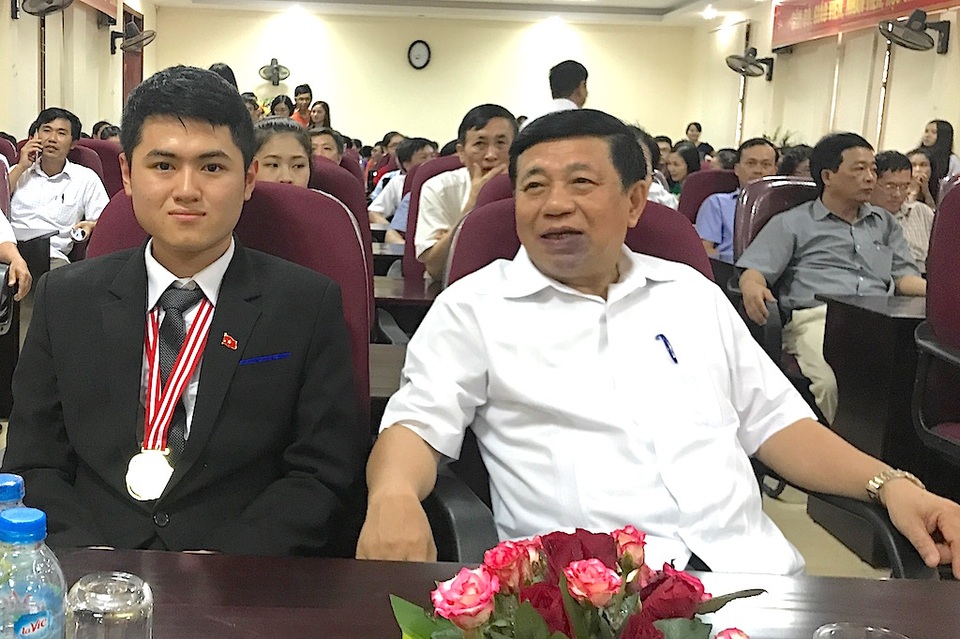 5 gương mặt rạng danh bảng vàng xứ Nghệ - 5 Em Trần Hữu Bình Minh - HCV Olympic Lý Quốc tế, ẵm luôn HCB Vật lý Châu Á.