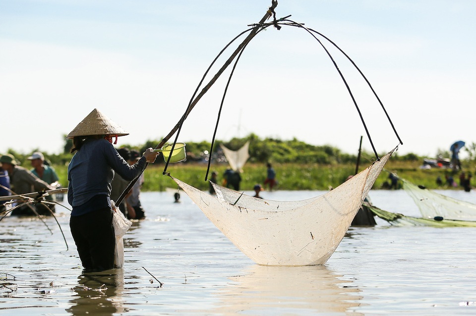 Hút hồn hình ảnh Lễ hội đánh cá Đồng Hoa - 4
Nếu đàn ông dùng nơm bắt cá thì phụ nữ dùng vó để cất.