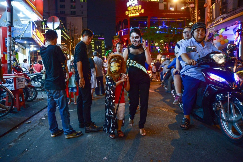 Hai mẹ con tham gia lễ hội