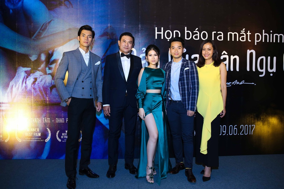 Dàn sao Việt lộng lẫy đến xem phim có nhiều "cảnh nóng" của Hồng Ánh - 1 Đoàn phim gồm: đạo diễn Hồng Ánh, diễn viên Ngọc Thanh Tâm, Phạm Hồng Phước, Nhan Phúc Vinh, Hoàng Phúc đã cùng hội ngộ để giao lưu, chia sẻ về dự án điện ảnh được nhiều người chờ đợi ra rạp nhất trong tháng 6/2017.
