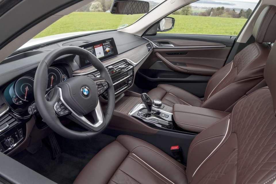 BMW 530e iPerformance - Hybrid tính năng vận hành cao - 10 BMW 530e iPerformance - Hybrid tính năng vận hành cao - 10