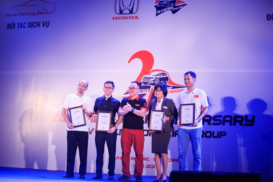 
CV-V VOG trao kỷ niệm chương cho các đối tác Honda Việt Nam, Honda Long Biên, Liberty và khu du lịch La Paz vì sự hỗ trợ và đồng hành cùng với Lễ Kỷ niệm thành lập.
