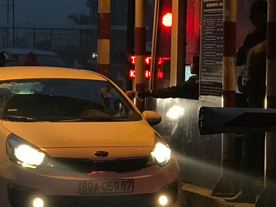 
Hai chiếc xe con trả tiền lẻ khi đi qua trạm BOT lúc 17h30
