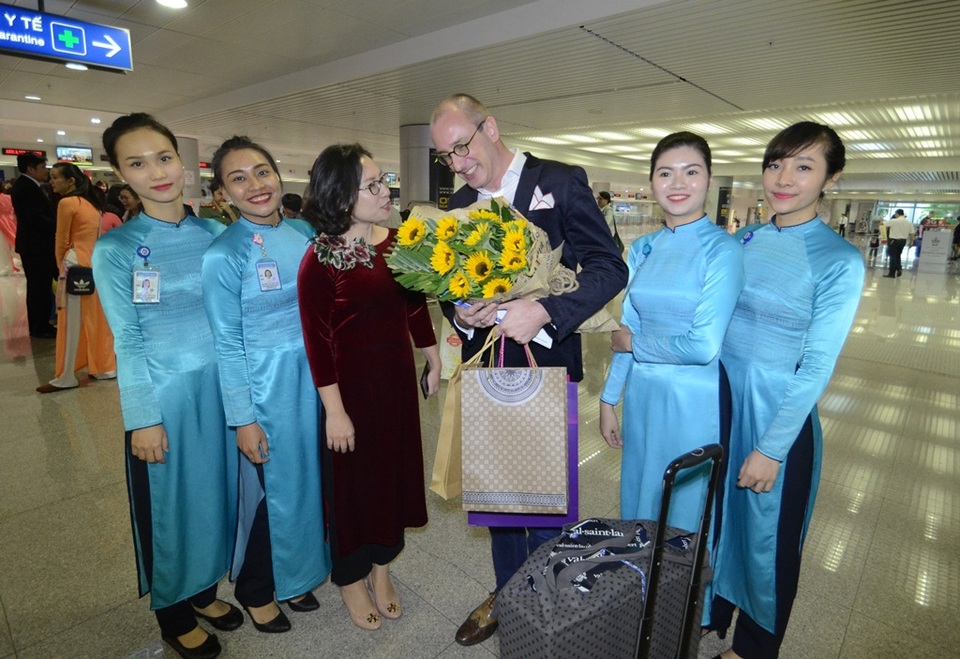 TPHCM đón chào những vị khách quốc tế "xông đất" đầu năm - 6 Người dân TPHCM nói riêng và con người Việt Nam nói chung luôn mang đến cho du khách những nụ cười thân thiện.