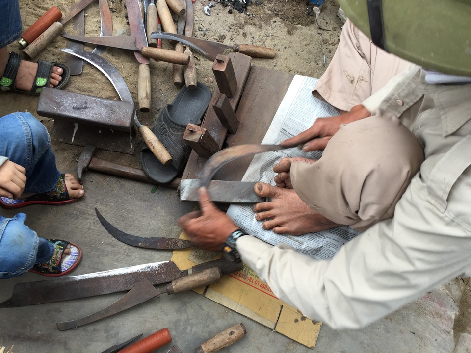 Làm nửa ngày thu nhập hơn chục triệu tháng nhờ nghề “cắt chấu liềm” - 6
Động tác mài rất nhanh của người thợ