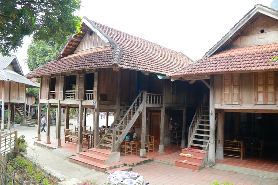 Các bản văn hóa du lịch này chủ yếu nằm ở huyện Mai Châu và Tân Lạc, cái nôi của người Mường cổ Hòa Bình và người Thái. Các bản làng xưa kia là không gian văn hóa của bà con dân tộc, ngày nay được quy hoạch để phát triển du lịch cộng đồng, phục vụ du khách.