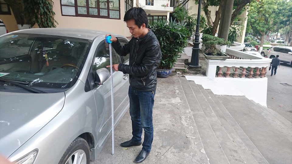 Vụ buýt nhanh vỡ kính: Gương xe con có đủ cao để làm vỡ kính xe buýt? - 2 Vụ buýt nhanh vỡ kính: Gương xe con có đủ cao để làm vỡ kính xe buýt? - 2