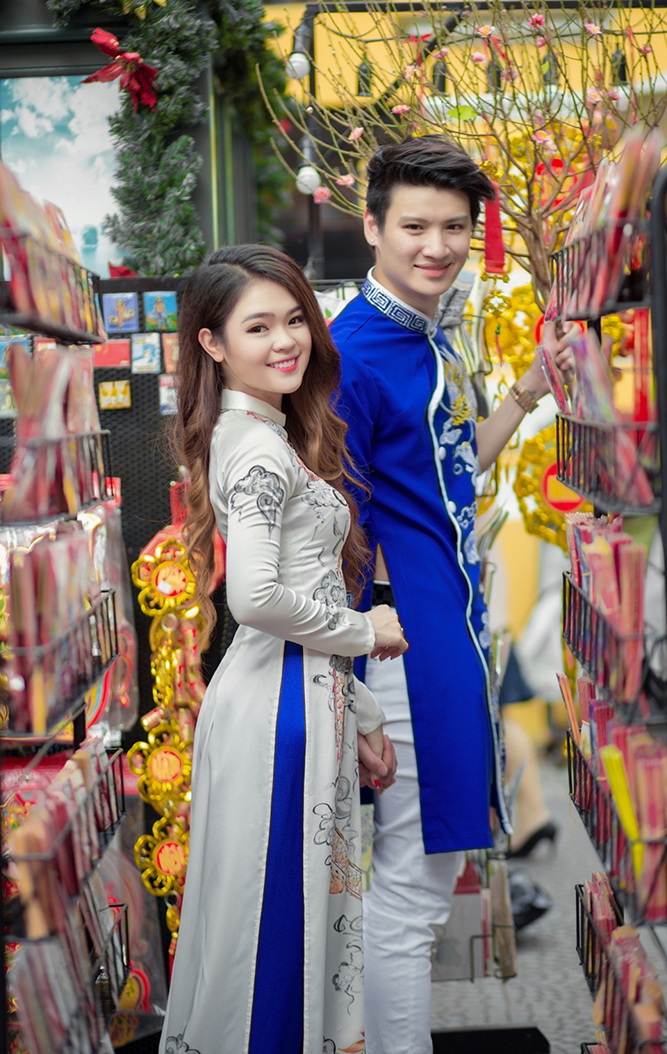 Cặp đôi “đũa lệch” Việt Nam - Na Uy rủ nhau đi dạo phố sắm Tết - 5 Tranh thủ thời gian bên nhau, cặp đôi trẻ cùng đi dạo phố, ngắm hoa đào ngày Tết, mua những món đồ lặt vặt như bao lì xì, đồ trang trí cây đào...