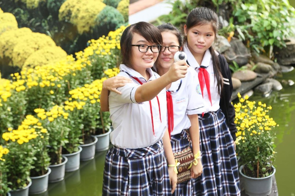 Miền Nam “tuy quen mà lạ” khi nhiều bạn lần đầu tiên được đi thuyền trên sông để chiêm ngưỡng Làng hoa Sa Đéc đầy sắc màu và chụp hình 360 độ.