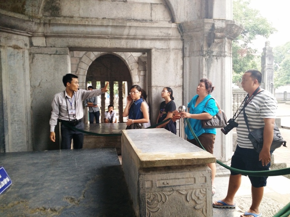 Du khách tham quan sập đá khổng lồ có tuổi đời hàng trăm năm.