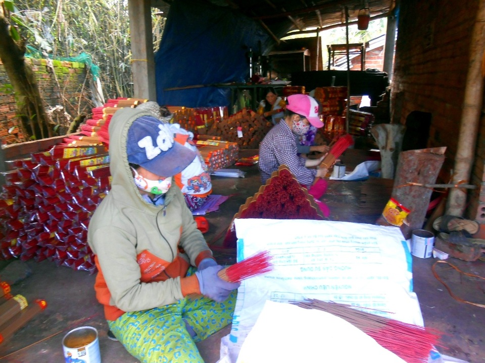 Làng sản xuất hương lớn nhất miền Trung nhộn nhịp vào vụ Tết - 6 Để kịp phục vụ Tết, những ngày này người dân làng hương từ người già cho đến trẻ nhỏ đều tất bật với nghề