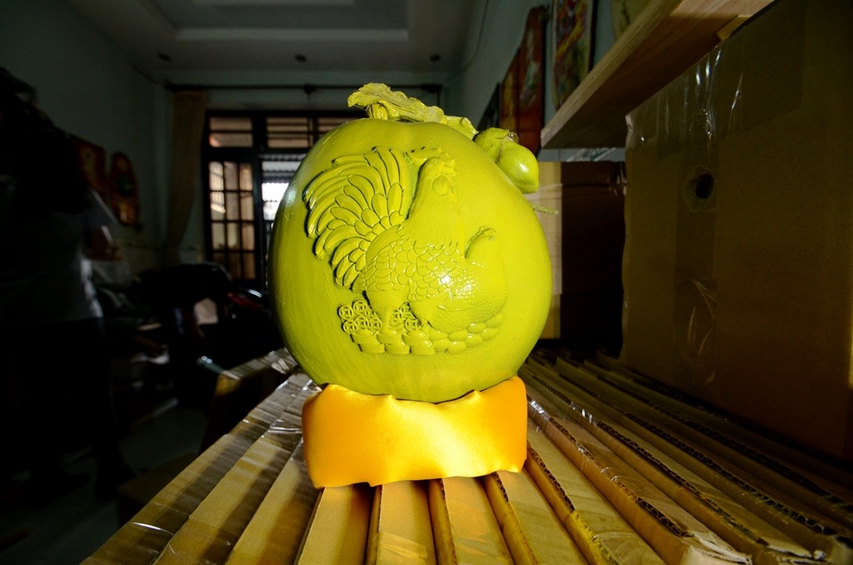 Dừa in nổi hình gà trên đống vàng cực hút hàng.