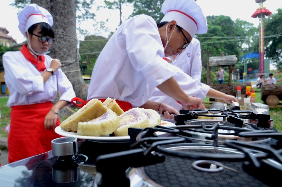 Các bạn trẻ đang thể hiện món ăn.