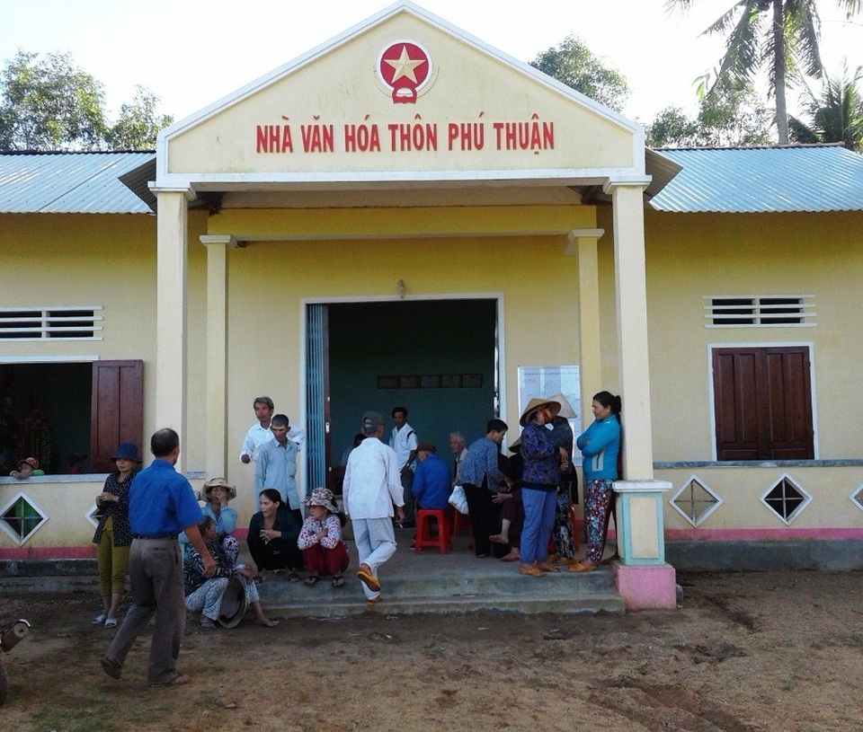 Bạn đọc báo Dân trí tặng 100 áo len giúp người dân vùng lũ Bình Định - 2 Nghe tin bác trưởng thôn thông báo có bạn đọc báo Dân trí tặng áo len, người dân phấn khởi đến trụ sở thôn để nhận