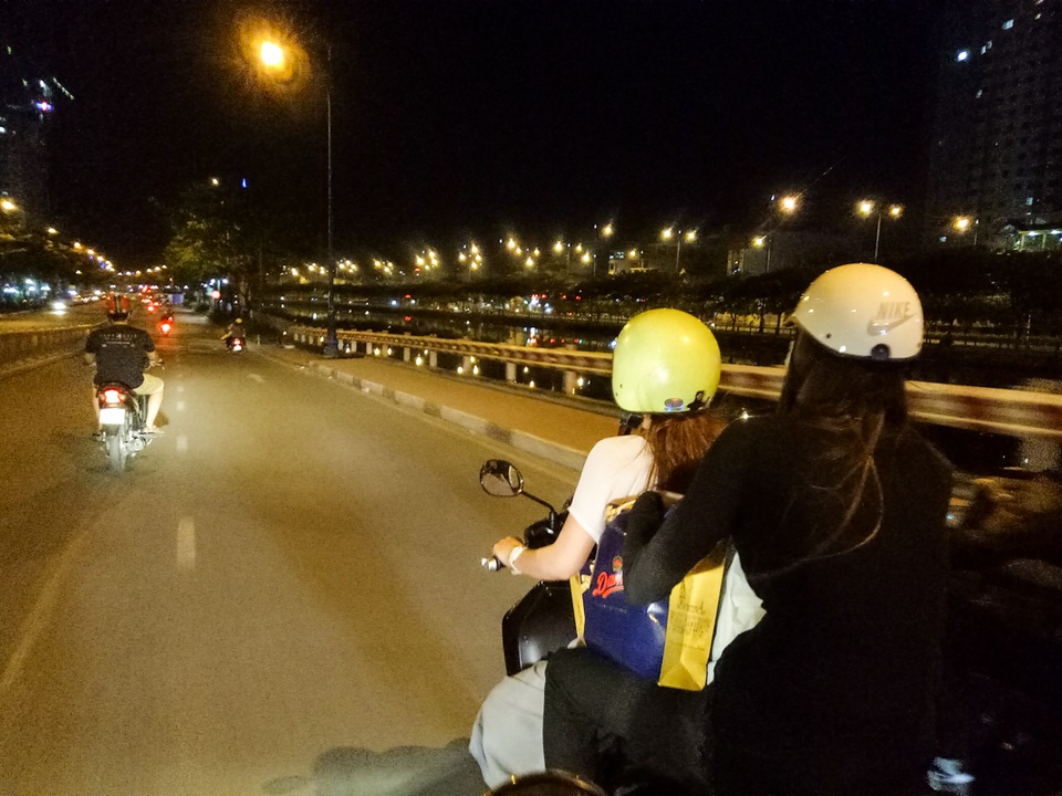 Hồ Ngọc Hà đi xe máy trao quà người cơ nhỡ lúc nửa đêm - 2 Hồ Ngọc Hà đi xe máy trao quà người cơ nhỡ lúc nửa đêm - 2