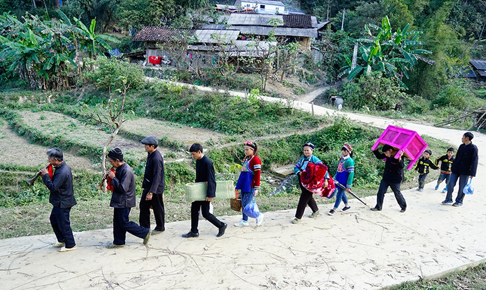Bộ ảnh đẹp về đám cưới người Phù Lá - 7 Ngày thứ hai, đoàn nhà trai mang lễ vật đến và dự cưới bên nhà gái.